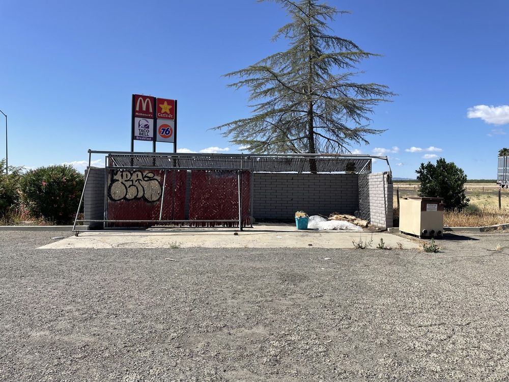 Freestanding Freeway Visible Restaurant + Equipment : 25014 W Dorris Ave, Coalinga, CA 93210